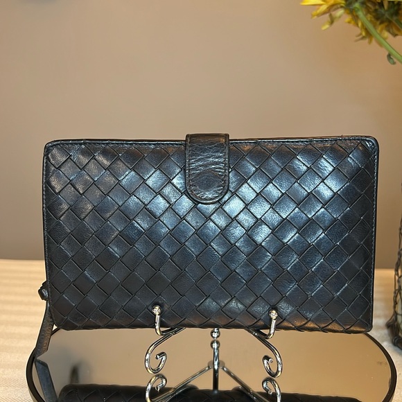 BOTTEGA VENETA Intrecciato Black Kisslock Wallet with Zipper Compartment - Picture 1 of 16